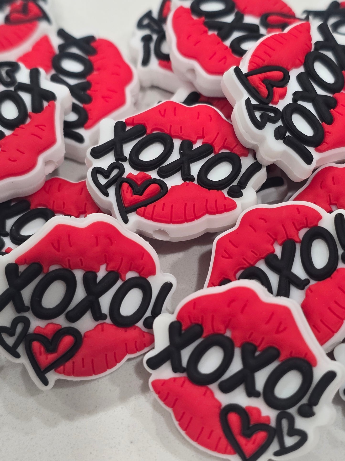 Focal Beads Lips xoxo