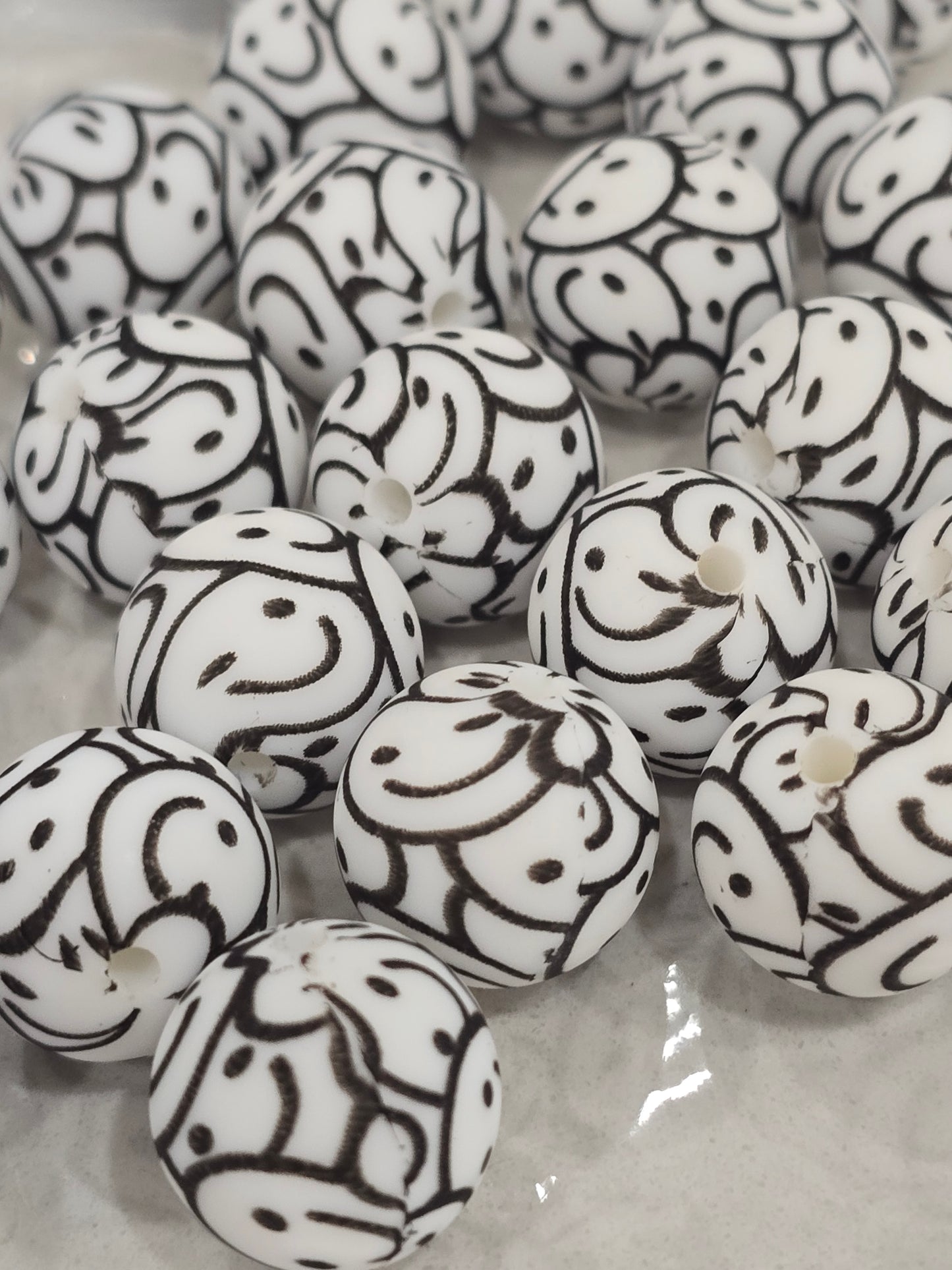 15mm Silicon beads smiley black and white