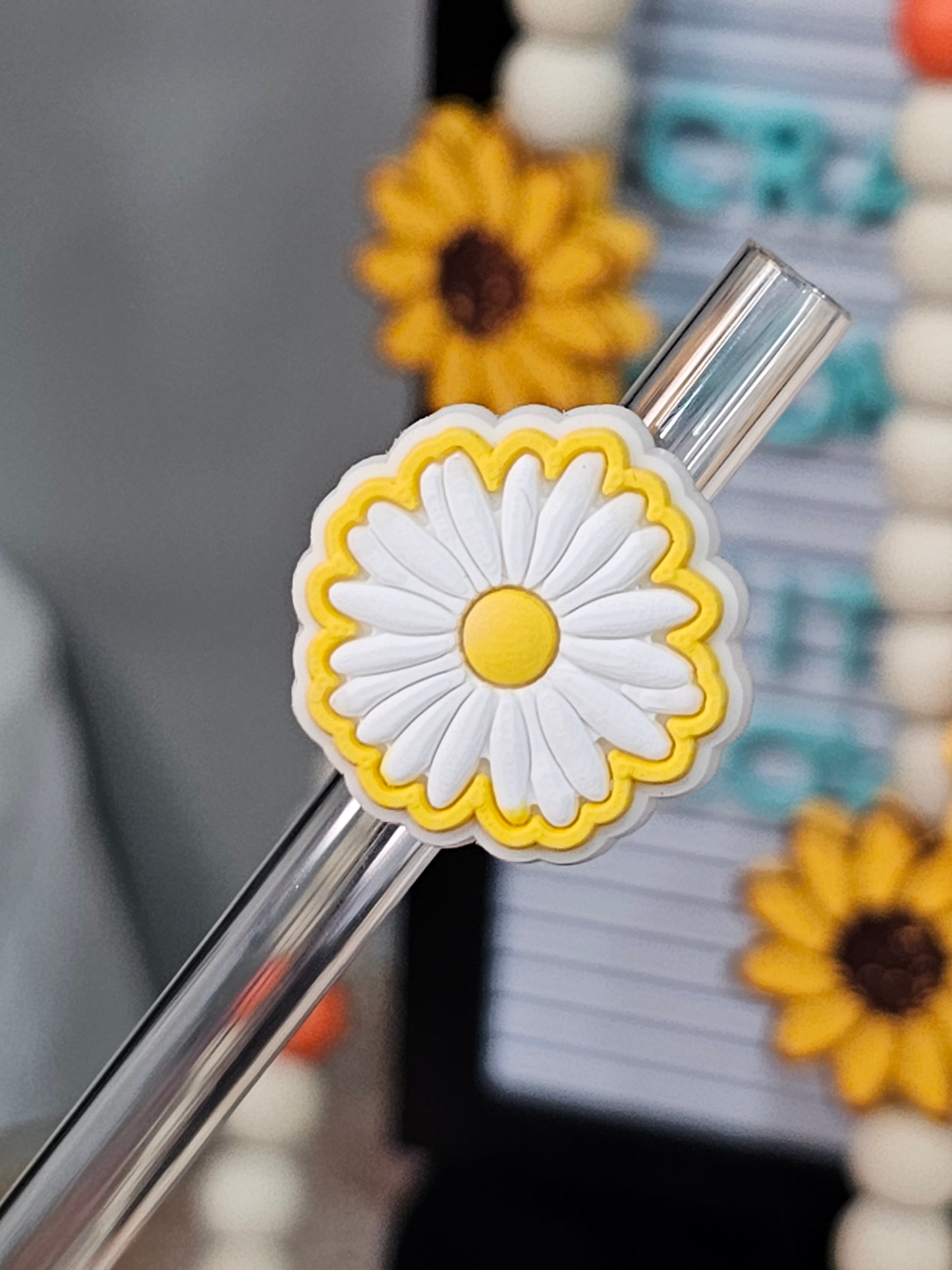 White yellow Daisy flowers Straw/pencil or pen charms